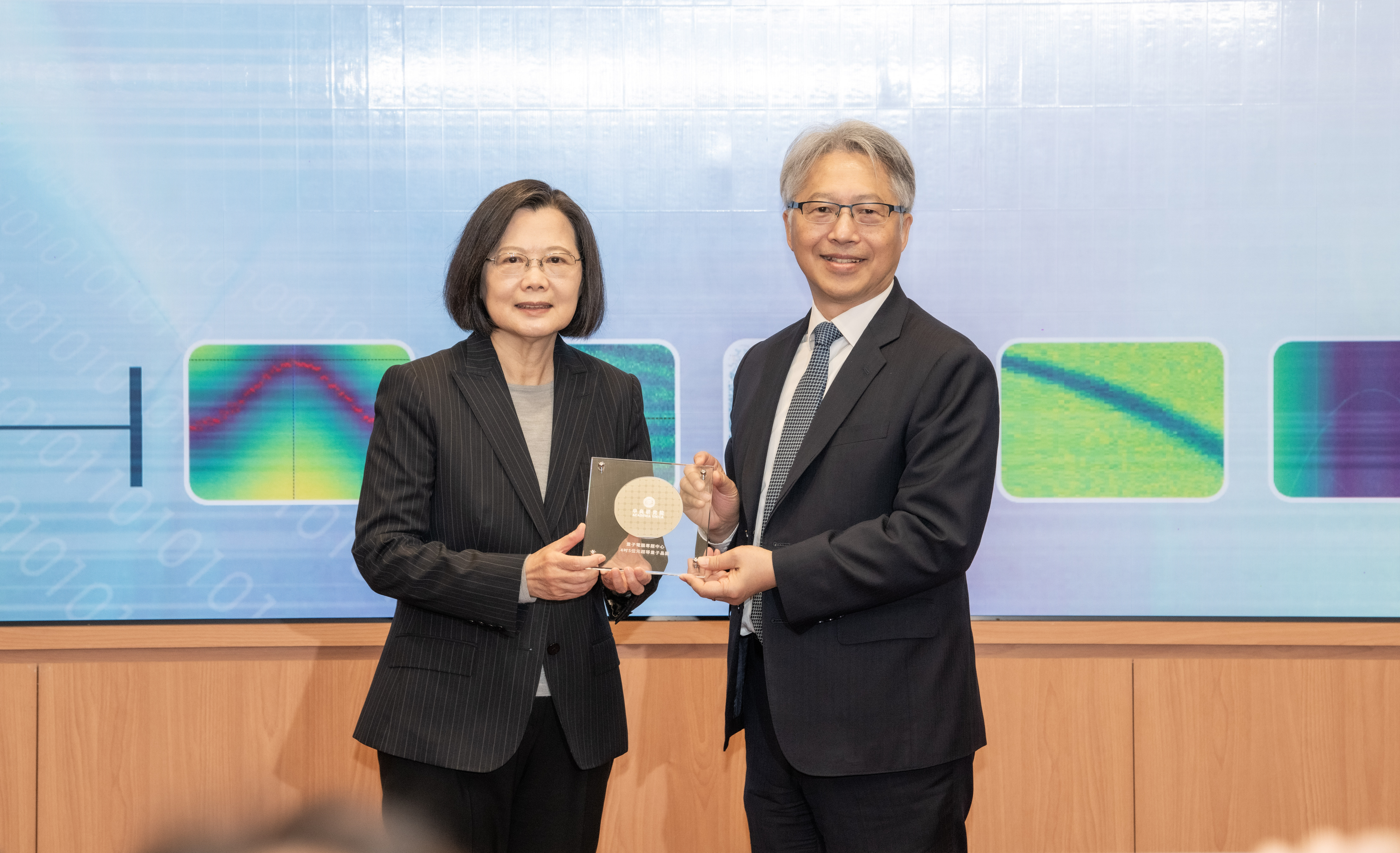 AS President James Liao presented the research team’s self-developed quantum wafer to President Tsai
